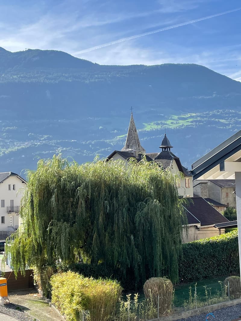 SUPERBE 3.5P NEUF AVEC BALCON ET PARC INTERIEUR COMPRIS- SITUATION IDÉALE À ARDON (2)