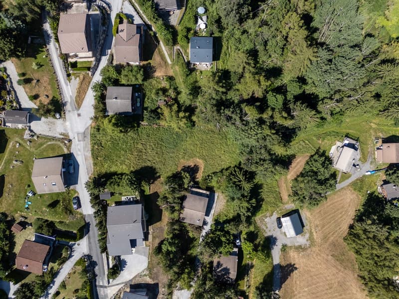 Building plot of 1082m2 in residential area close to the center of the station (5)
