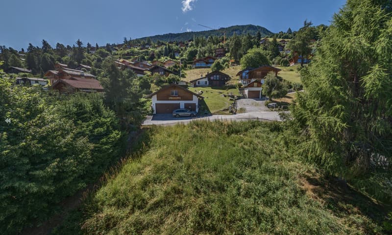 Building plot of 1082m2 in residential area close to the center of the station (2)