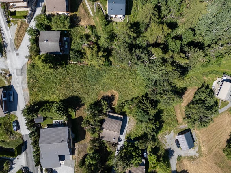 Building plot of 1082m2 in residential area close to the center of the station (4)