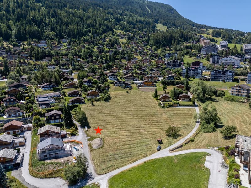 A plot of land with several houses and buildings around, situated in a mountainous area