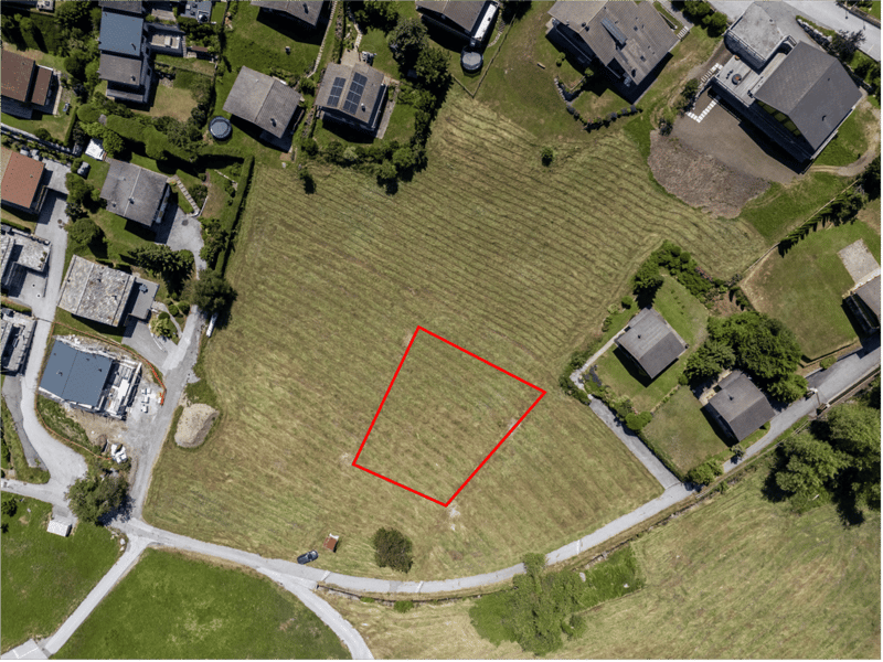 Developed land free of mandate in a residential area very close to the center of the station (9)