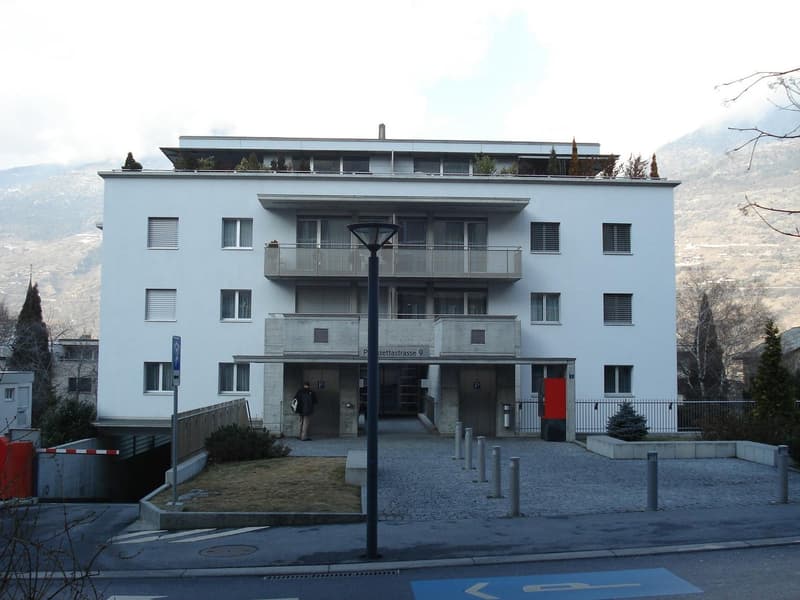 Innenparkplatz vis-à-vis Spital mit Ladestation für Elektroauto (1)