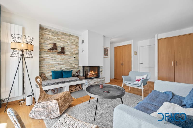 Living room: fireplace, bench, lamps, furniture, fireplace