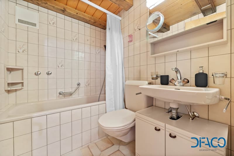 tiled walls, bathtub, toilet, sink, mirror, white shower curtain