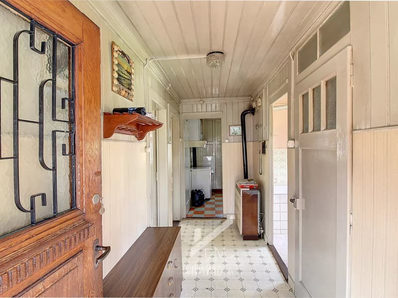 Sought-after location for this chalet to be renovated, expansion possible (8)