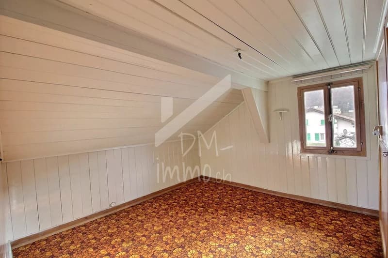 Sought-after location for this chalet to be renovated, expansion possible (5)