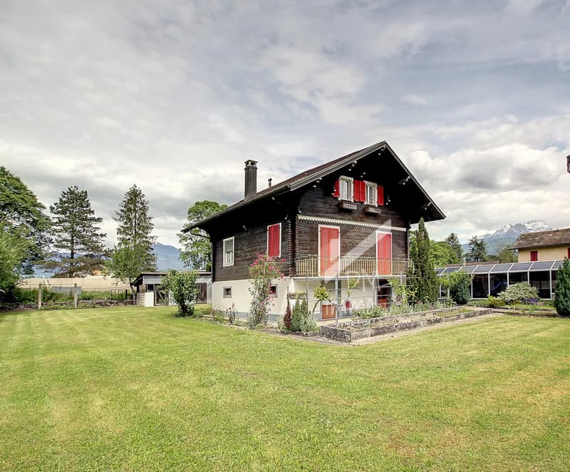 Sought-after location for this chalet to be renovated, expansion possible (10)
