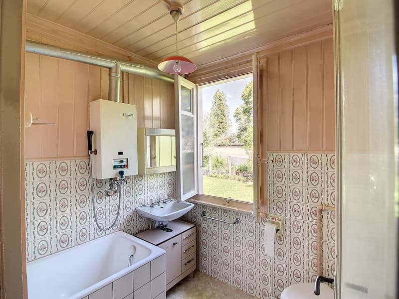 Sought-after location for this chalet to be renovated, expansion possible (7)