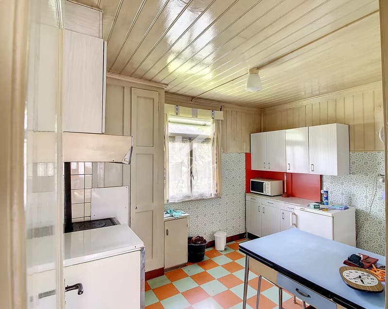 Sought-after location for this chalet to be renovated, expansion possible (6)