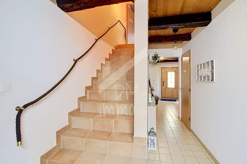 Casa di villaggio ristrutturata a tre livelli (8)