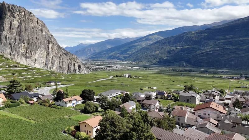 In vendita – Terreno di 1’300 m² in zona villaggio a Chamoson (1)