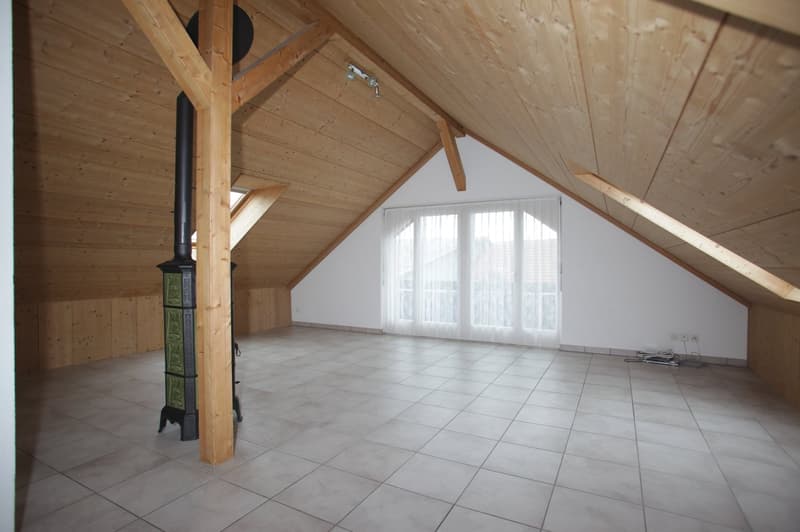 1.5-Zimmer-Dachwohnung mit Kaminofen und traumhafter Bergsicht (2)