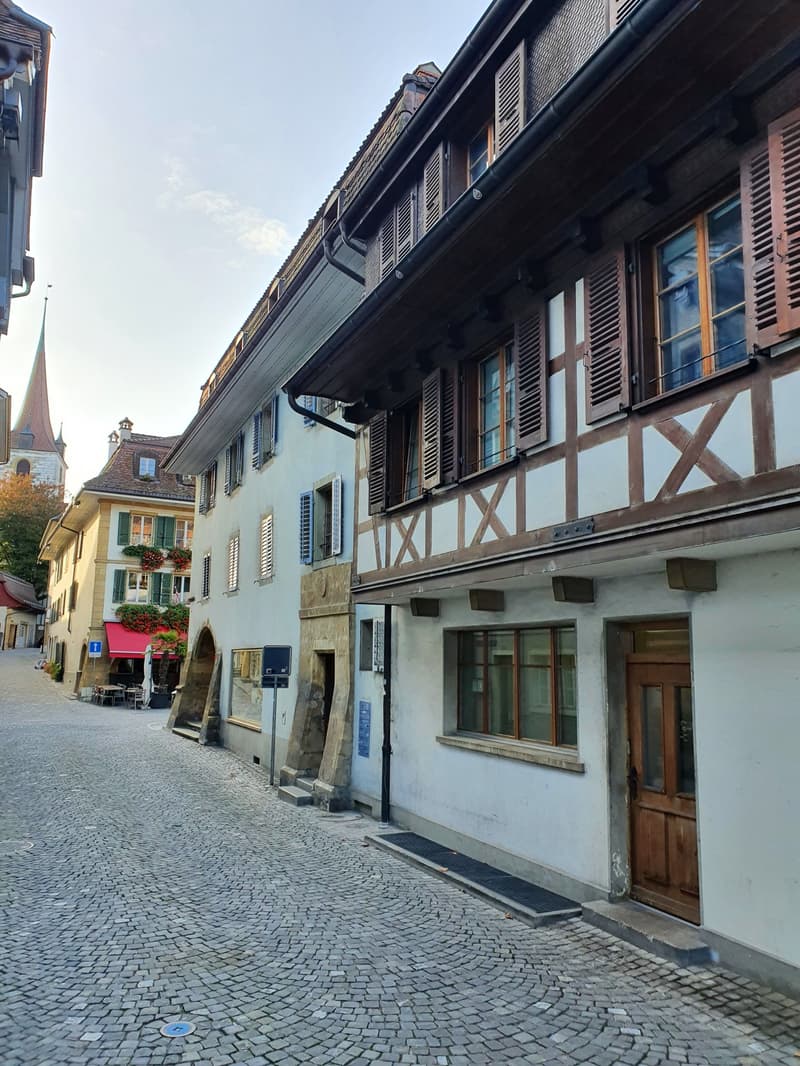 Appartamento affascinante con camino nel cuore di Murten (1)