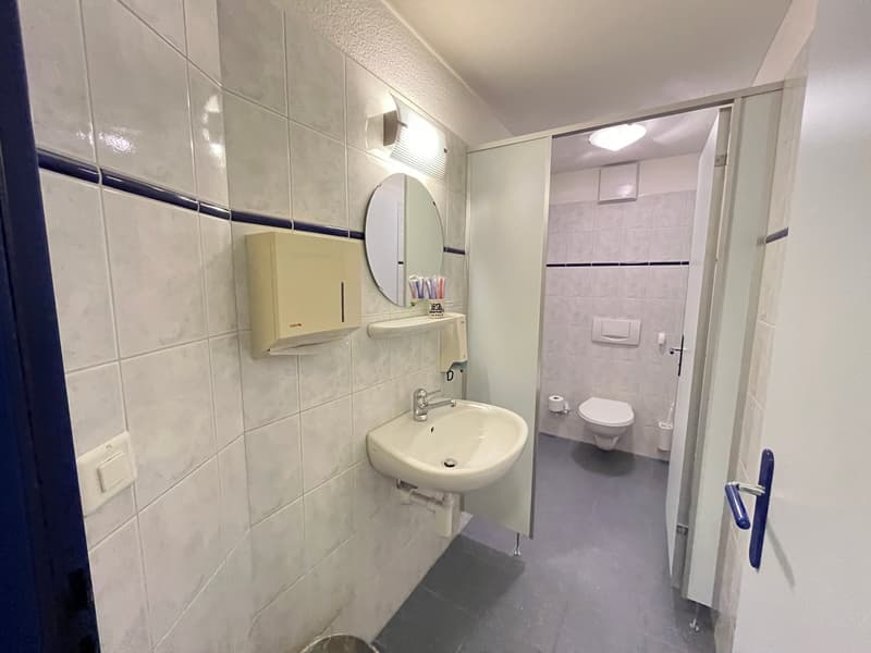 Espace commercial polyvalent avec cœur – dans un emplacement central à Tuggen (7)