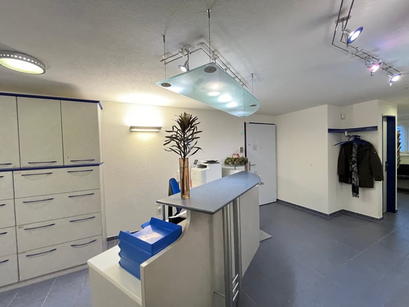 Espace commercial polyvalent avec cœur – dans un emplacement central à Tuggen (2)