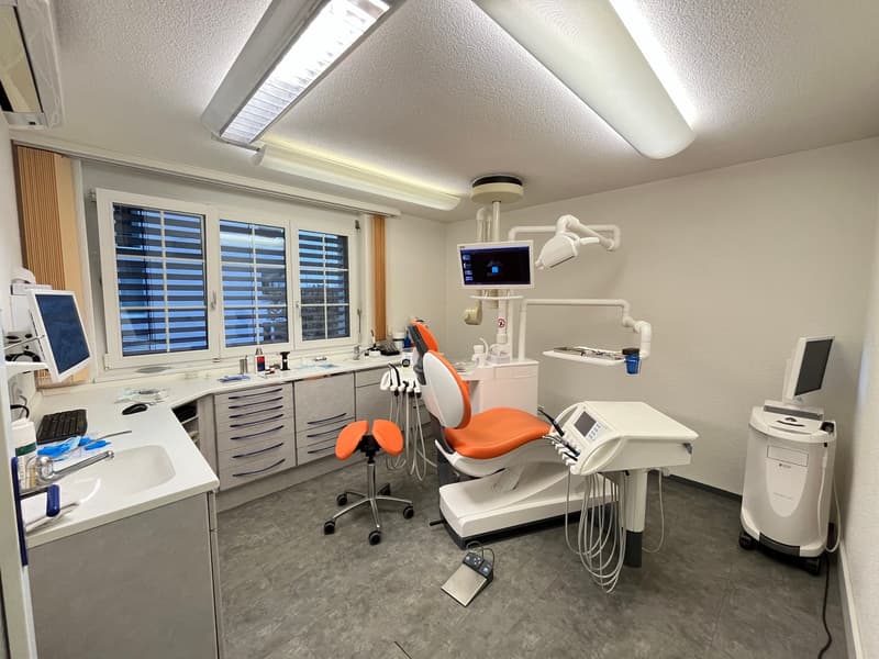 Espace commercial polyvalent avec cœur – dans un emplacement central à Tuggen (5)