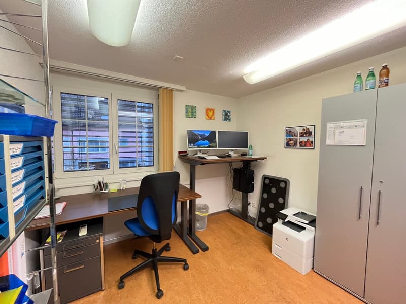 Espace commercial polyvalent avec cœur – dans un emplacement central à Tuggen (10)