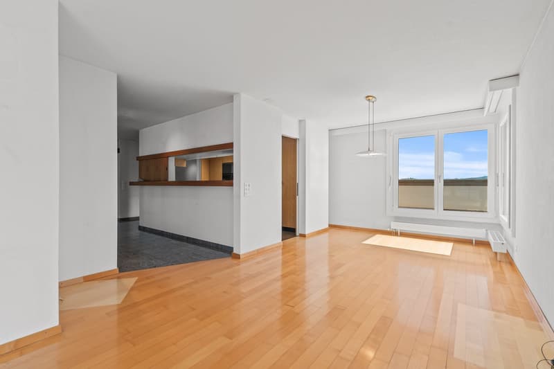 Right in the middle, within walking distance to the lake (9)