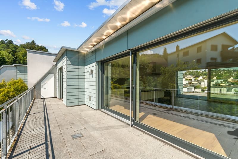Terrasse ins Grüne mit kleinem Reduit