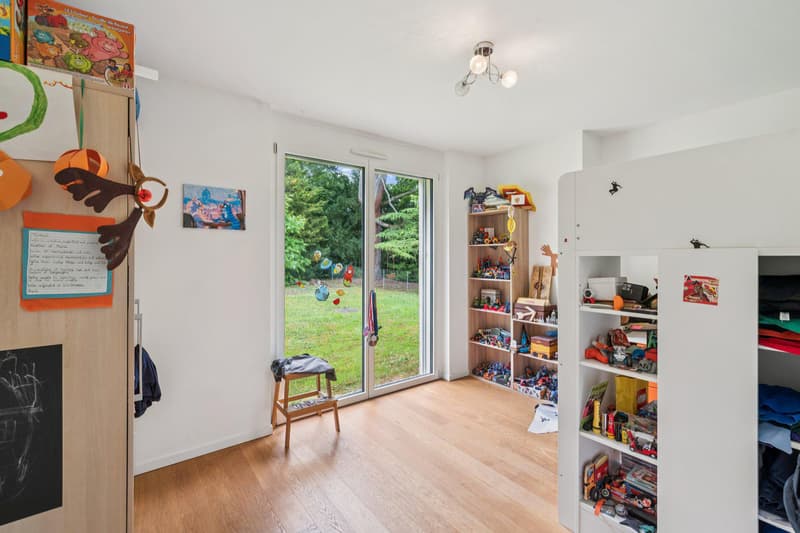 MAGNIFICENT APARTMENT WITH 4 BEDROOMS & 1300 M² OF GARDEN! (8)