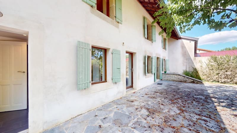 Ferme rénovée idéalement placée - Coeur de Village, Feigères (2)