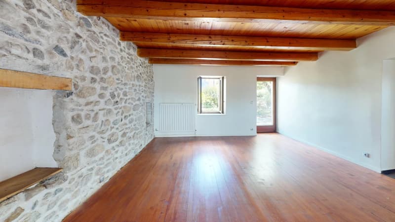Ferme rénovée idéalement placée - Coeur de Village, Feigères (4)