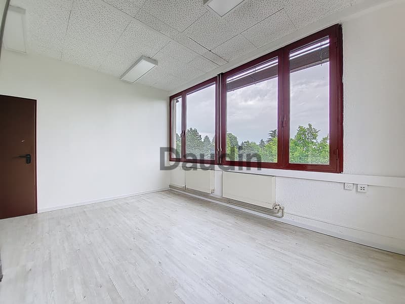 Offices of about 72m2 in Meyrin (2)