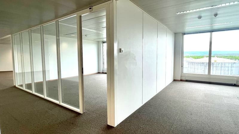 Vastes locaux administratifs partiellement loués. (3)