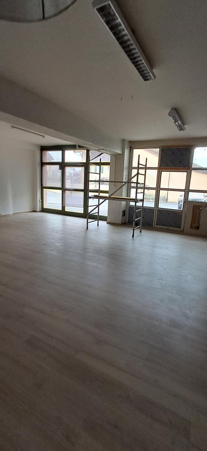 Empty room with wooden floor and metal scaffoldings