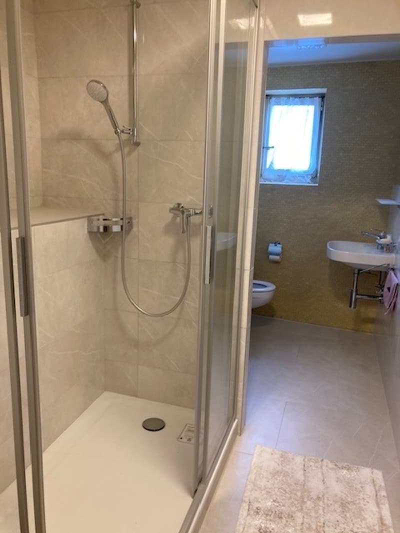 Ampio appartamento di 6.5 locali ristrutturato, charme di villaggio a Yens, vicino a Morges (12)
