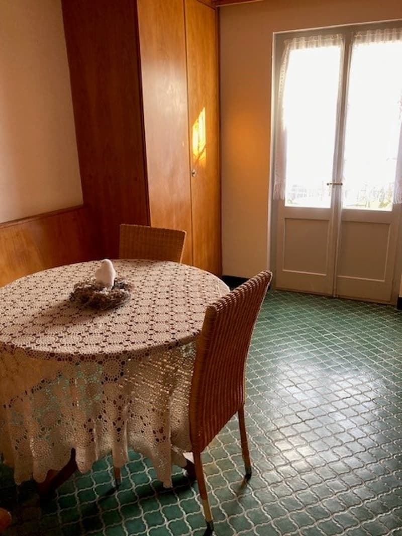 Ampio appartamento di 6.5 locali ristrutturato, charme di villaggio a Yens, vicino a Morges (10)