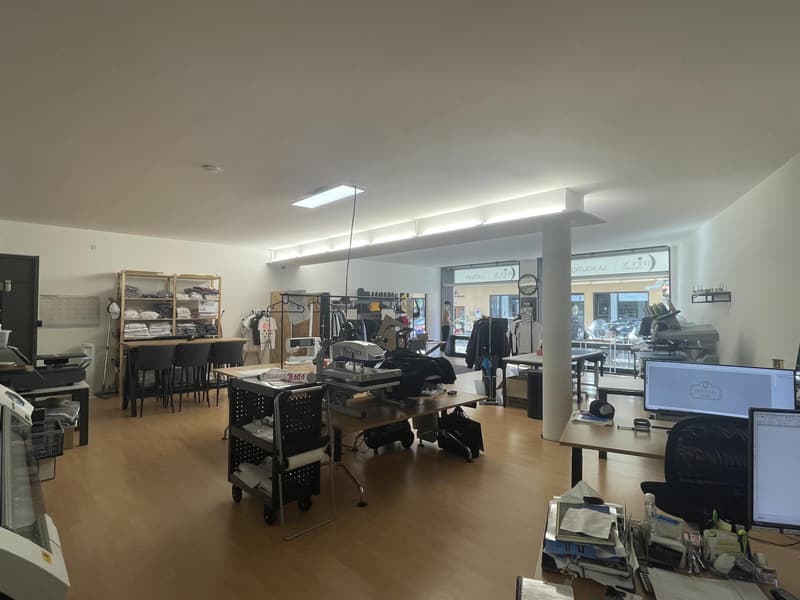 Arcata Commerciale di 140 m2 nel Cuore di Nyon (2)