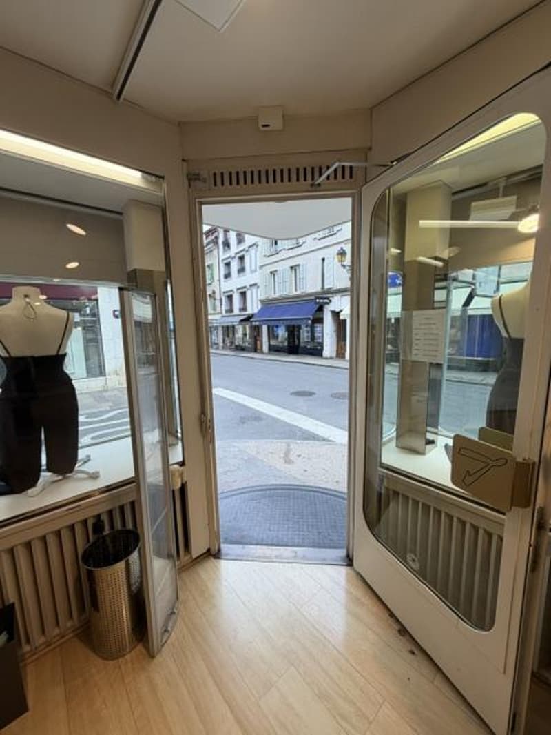 ARCADE-MAGASIN D'ANGLE - 80 M2 - NYON CENTRE/ZONE PIETONNE (5)