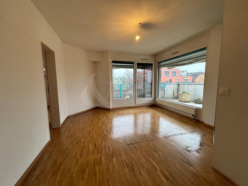 Exclusive attic occupying the entire floor with large terrace in the heart of Perly (2)