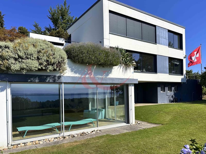 Villa d'eccezione con piscina interna e vista mozzafiato (1)