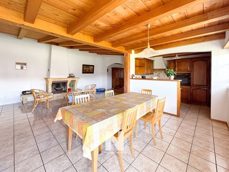 Mixed Property - 150m2 Apartment and Large Warehouse (2)