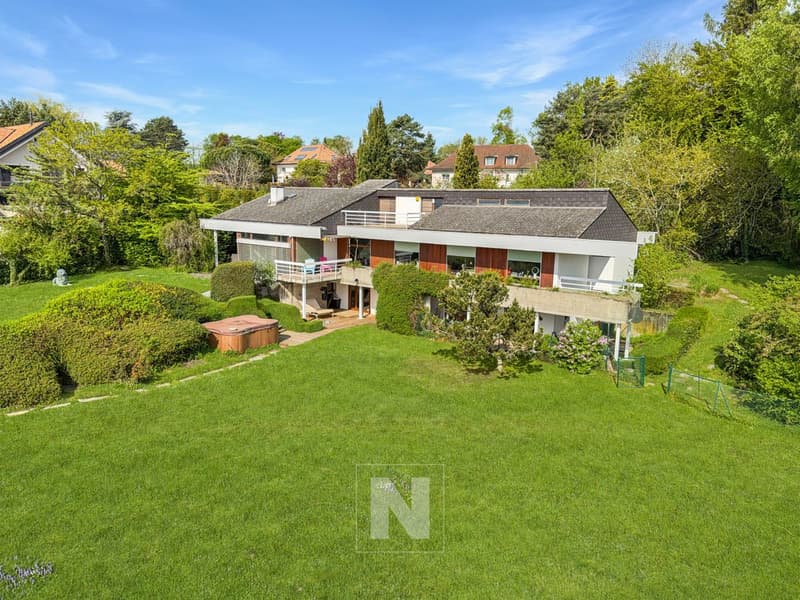 Individual villa with 9 rooms, 248 m2 of living space on a property of over 4,000 m2 with magnificent views of the lake, the mountains and the Vufflens castle (2)