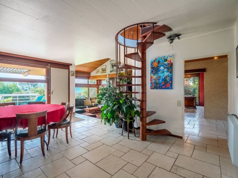 Individual villa with 9 rooms, 248 m2 of living space on a property of over 4,000 m2 with magnificent views of the lake, the mountains and the Vufflens castle (5)