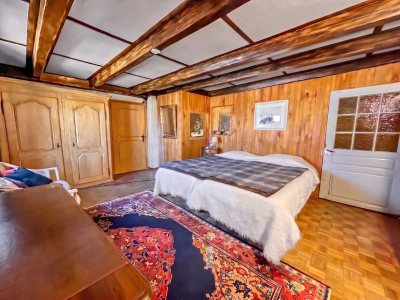 Chambre à coucher au même niveau que le salon