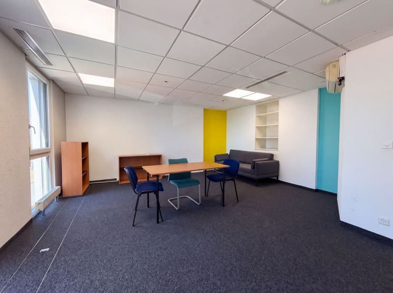 Local commercial à vendre à Crissier - 7,5 pièces de 179m2 avec un dépôts et des places de parking ! (12)