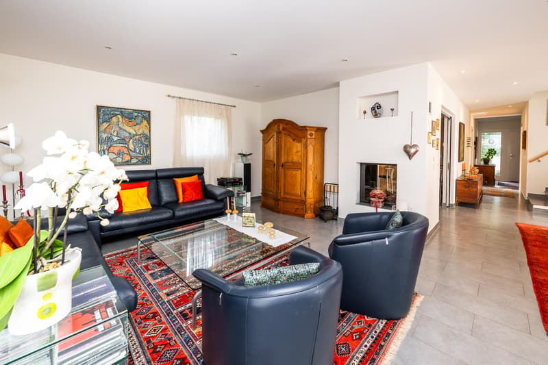 Charming individual villa with beautifully landscaped garden (5)