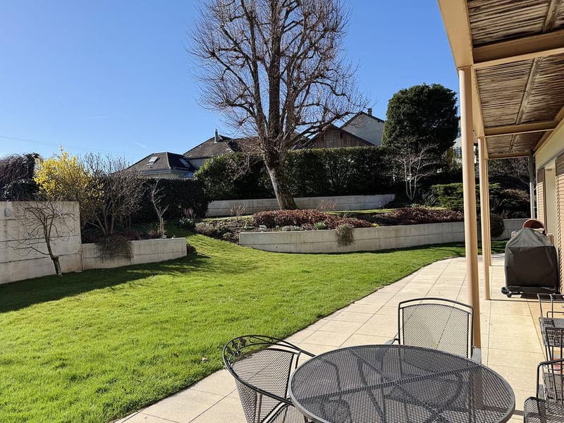 Charming individual villa with beautifully landscaped garden (2)