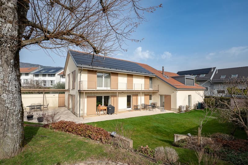 Charming individual villa with beautifully landscaped garden (1)