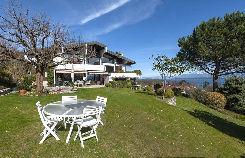 Property with magnificent views of the lake, the Alps and Mont Blanc (1)