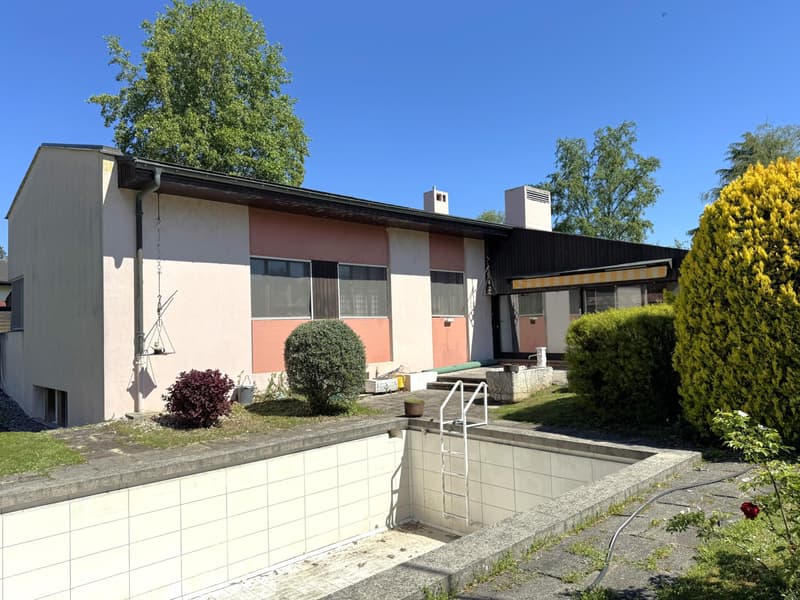 Individual villa with pool, to be renovated (2)
