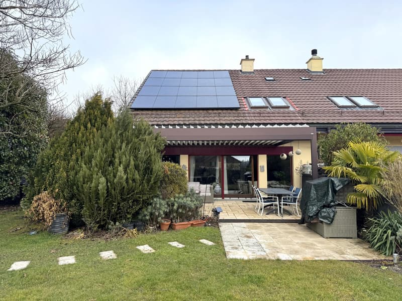 Villa jumelle avec jardin joliment aménagé et fleuri (10)