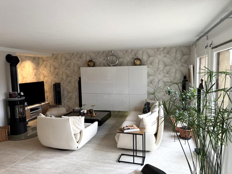 Semi-detached villa with beautifully landscaped and flowering garden (1)