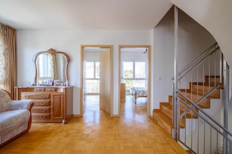 Bright corner house with 300 m² garden and double garage (7)