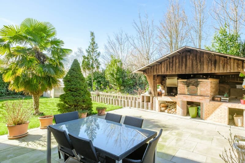 Bright corner house with 300 m² garden and double garage (3)